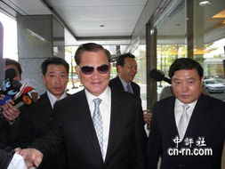 连战戴墨镜上班酷劲十足 今将会见董建华 3